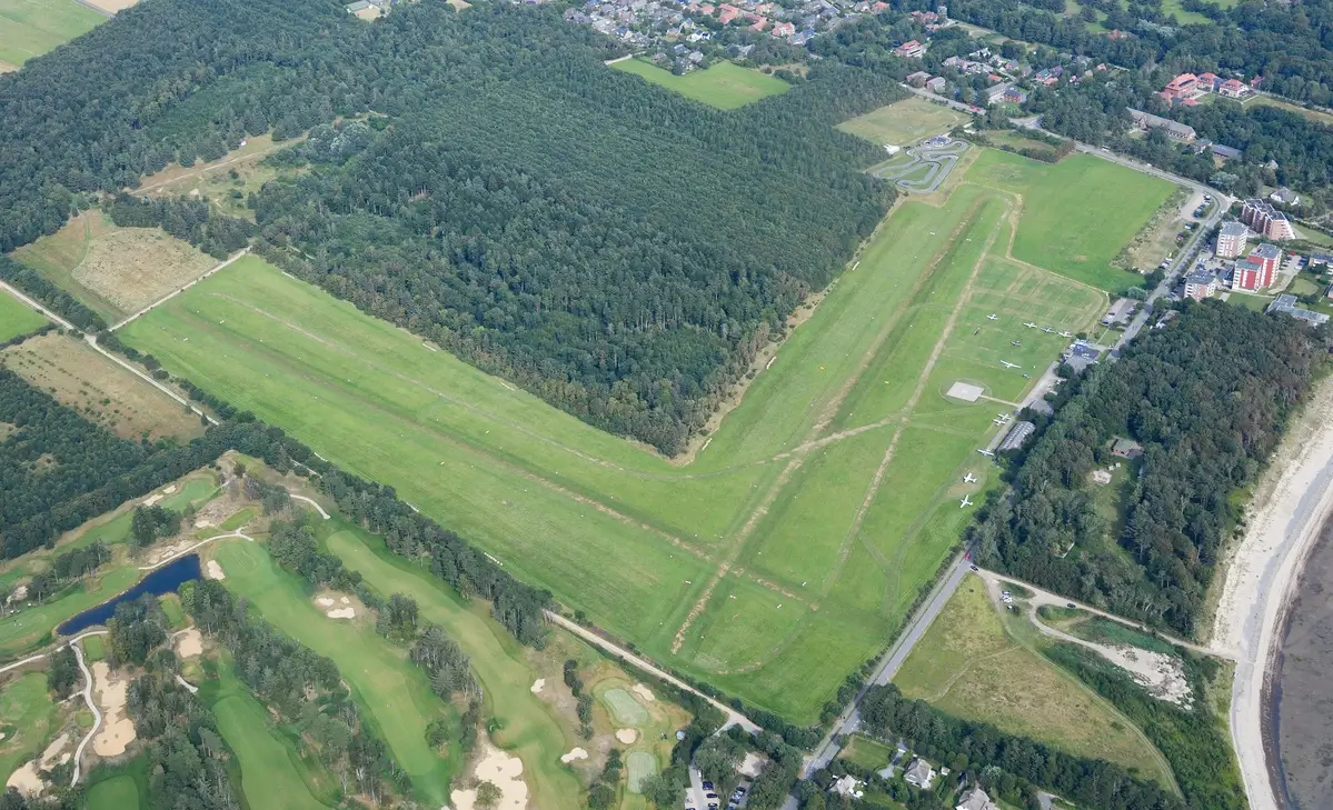 Der Flugplatz in Wyk auf Föhr aus der Vogelperspektive.