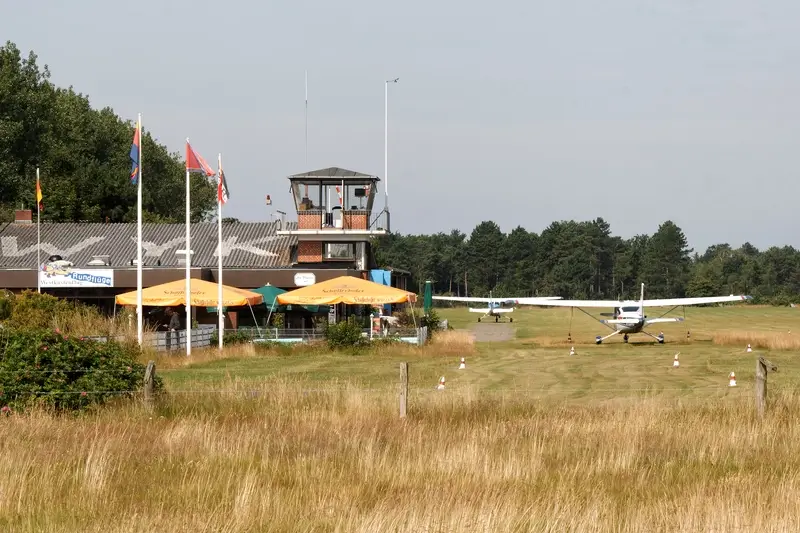 Flugplatz Föhr mit Café.