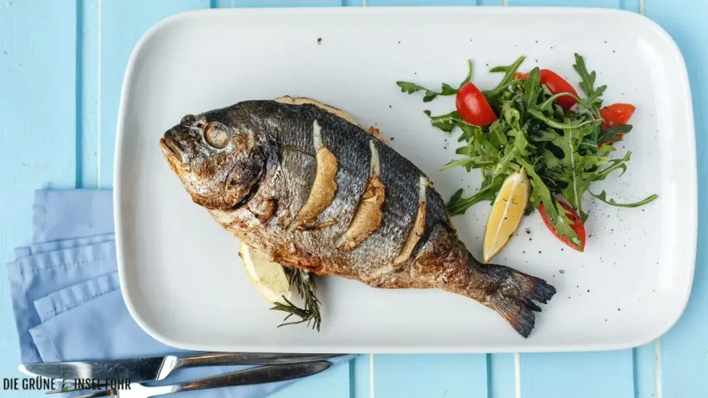 Fisch mit Salat bei Gosch.