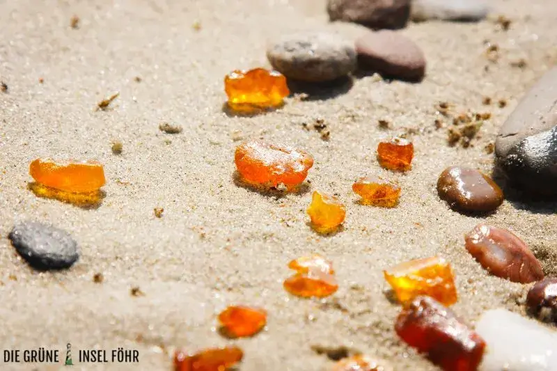 Bernsteine auf Föhr im Sandstrand.