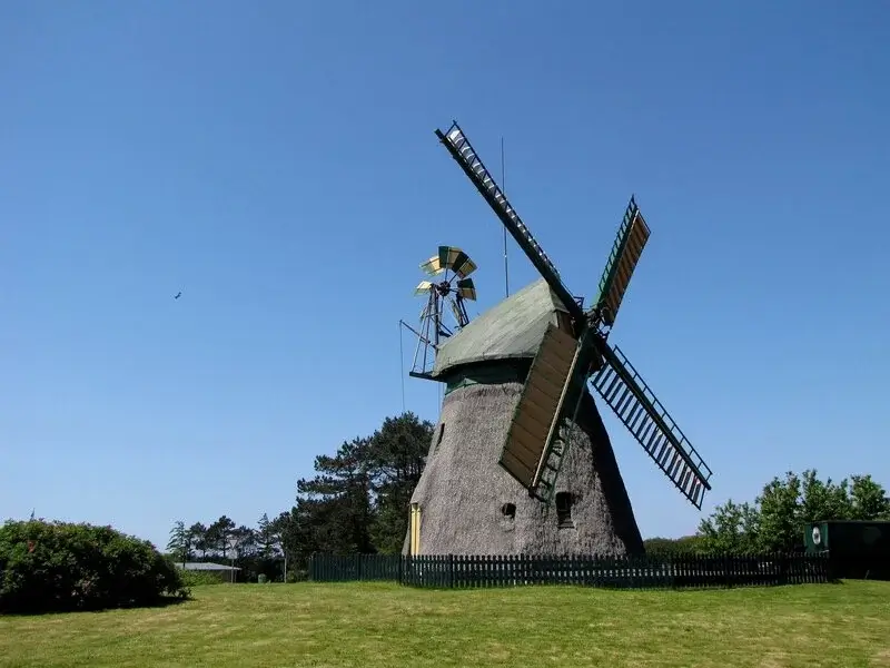 Die Windmühle in Nebel auf Amrum.