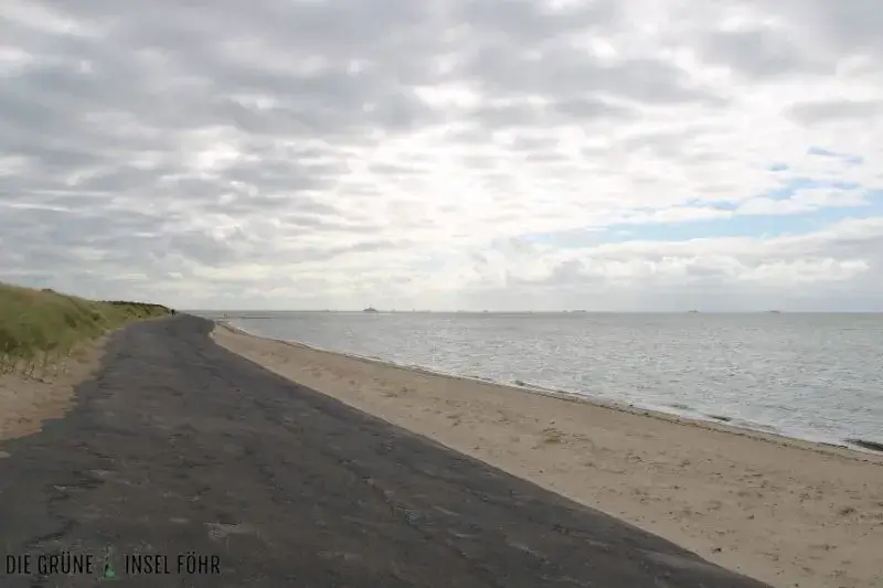 Ein Weg direkt am Strand auf Föhr.