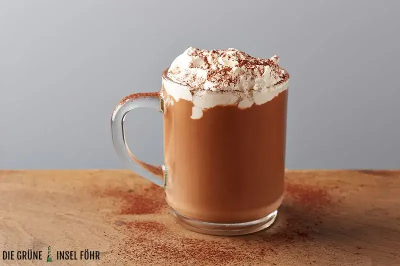Eine Tasse heiße Schokolade.