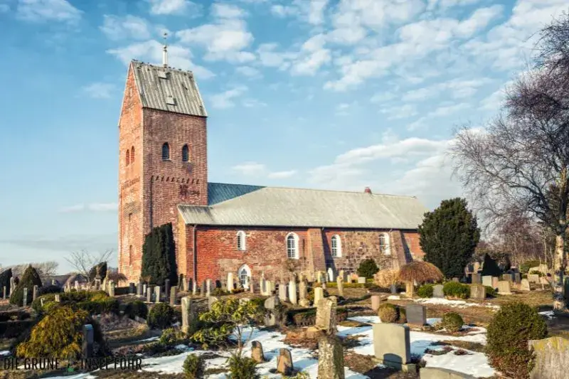 Die Kirche mit den sprechenden Grabsteinen im Winter auf Föhr.