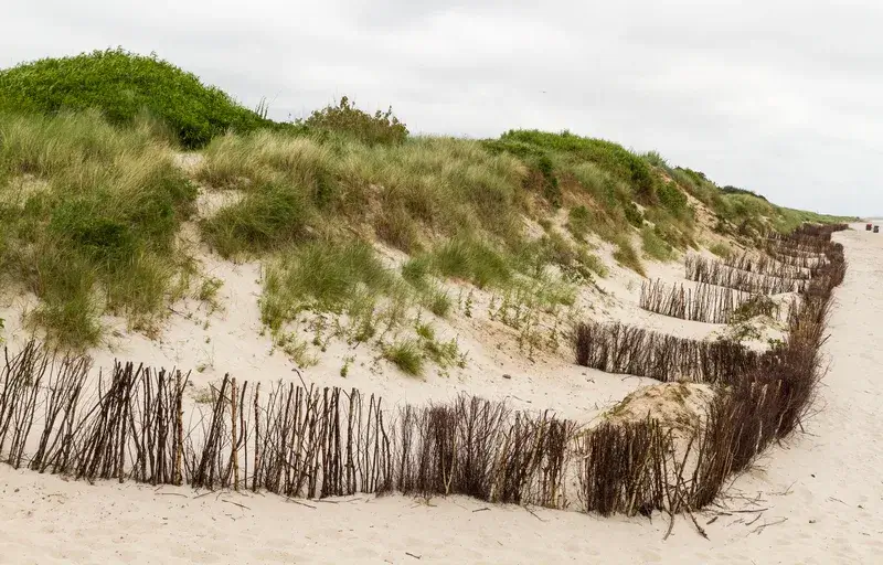 Die Goting Kliff auf Föhr ragt in den weißen Sandstrand.