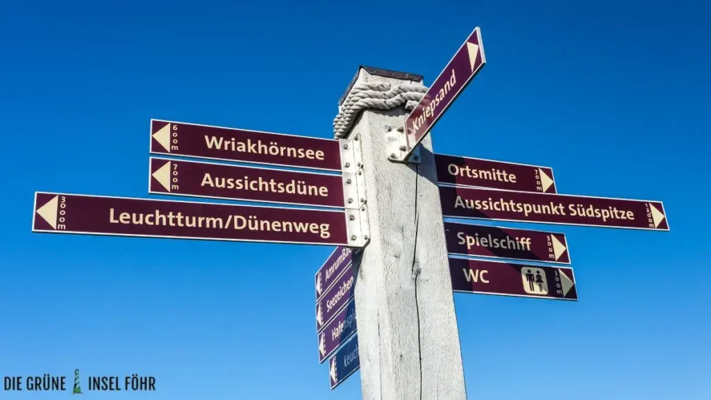 Wegweiser mit den Orten von Amrum.