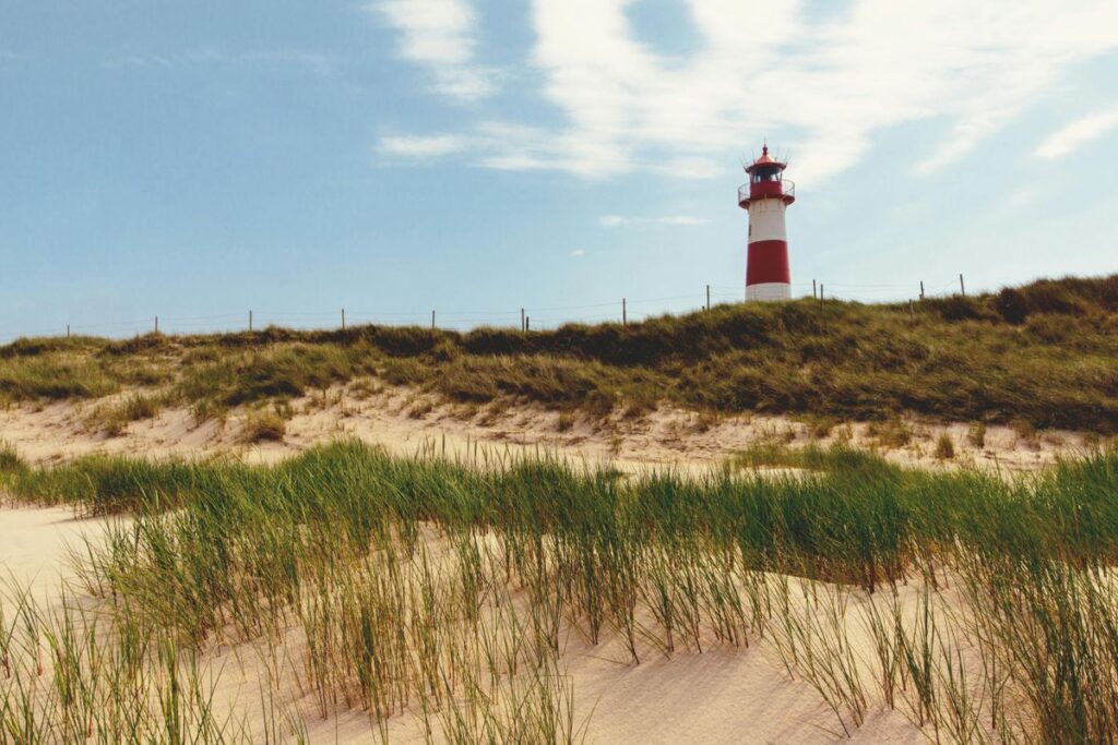 Helgoland Insider Tipps: Luftaufnahme der Insel Helgoland für Reisende und Entdecker.