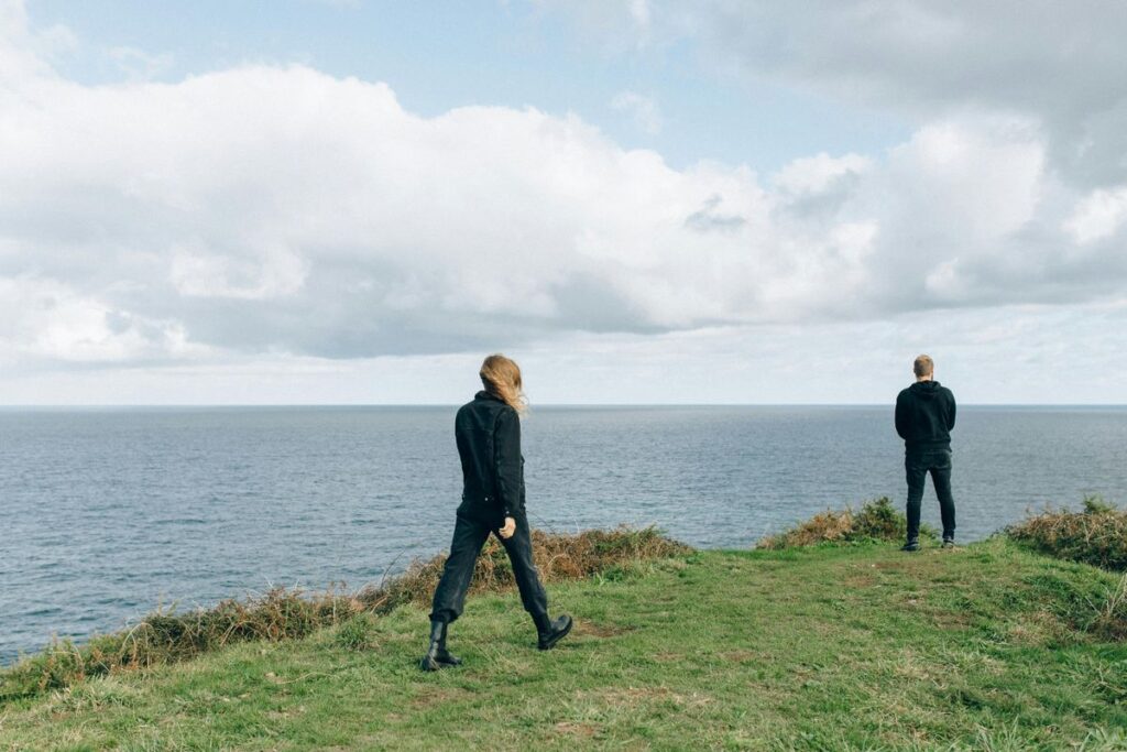 Wanderer bei einer Wattwanderung Sylt in der Nordsee-Landschaft.