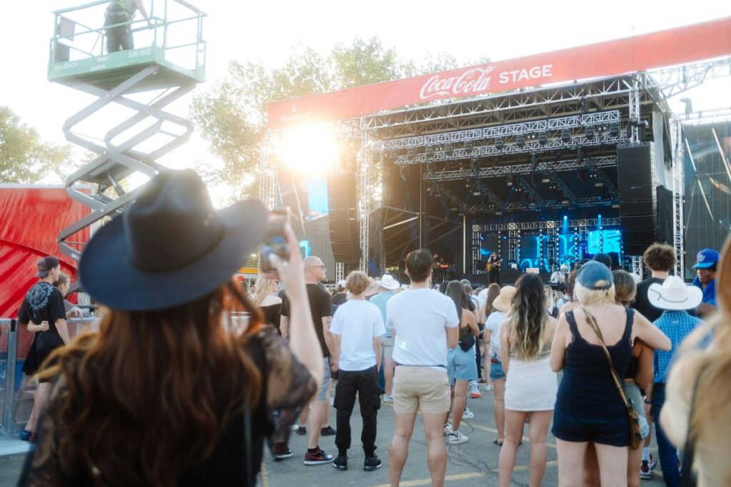 Outdoor-Konzert bei Pellworm Veranstaltungen 2025 mit begeistertem Publikum.