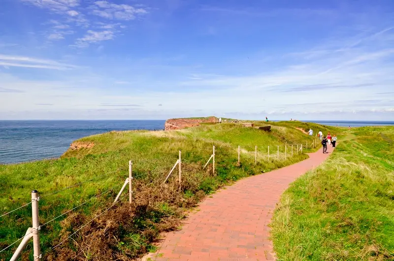 Der Klippenrandweg ist eine bekannte Wanderung auf Helgoland.
