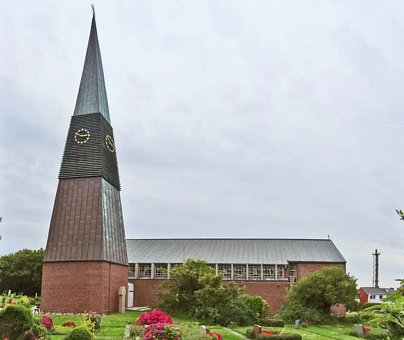 Die St. Nicolai Kirche mit einem schön angelegten Garten auf Helgoland.