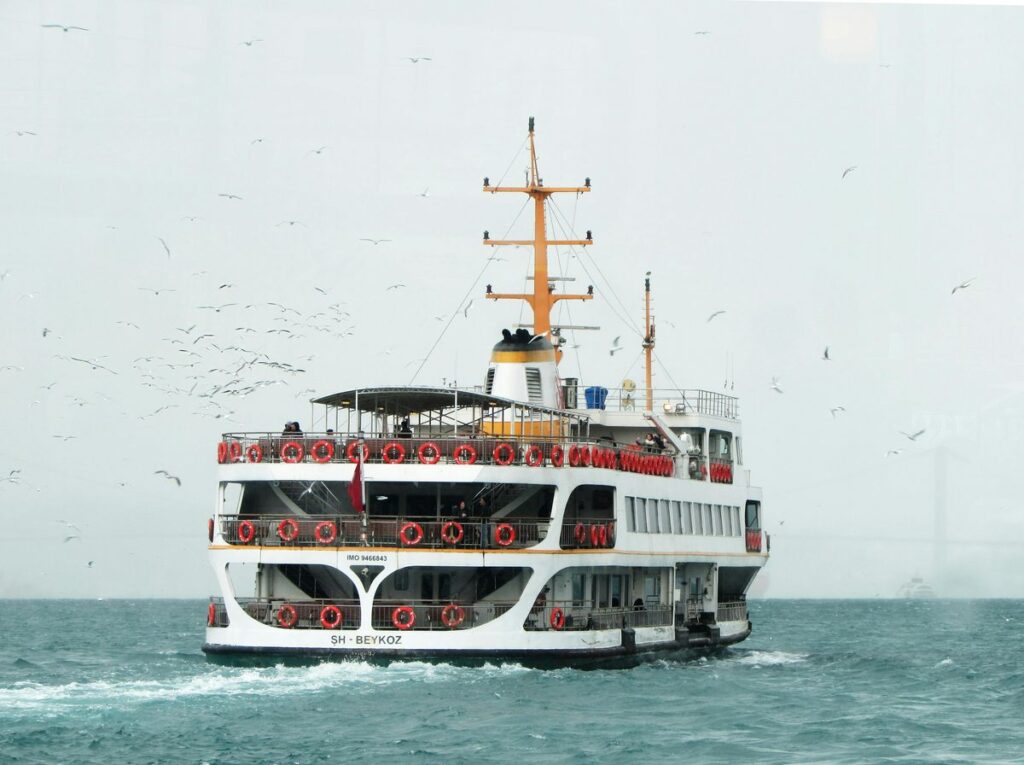 Fähre von Büsum nach Helgoland auf dem Meer.