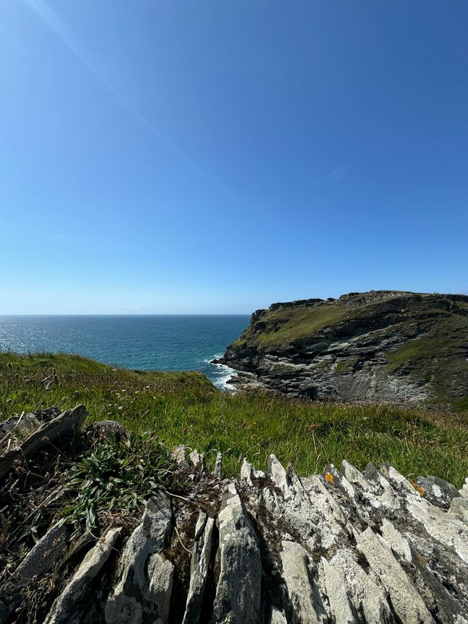 Küstenlandschaft bei Museum Helgoland mit Meerblick und Natur.