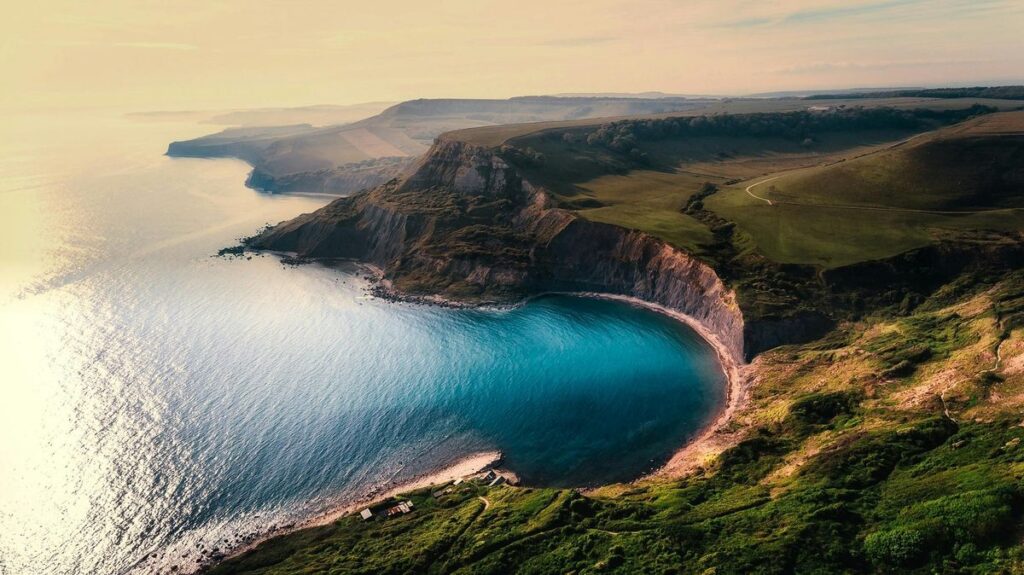 Küstenlinie bei Hubschrauberflug Helgoland für atemberaubende Ausblicke.