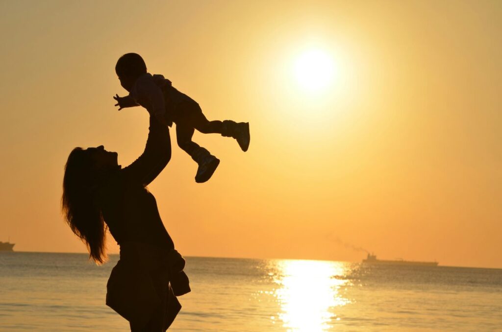 Mutter und Kind bei der Mutter-Kind-Kur Sylt am Strand.