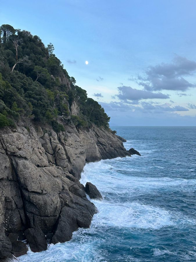 Seaside Cliffs auf Helgoland mit beeindruckenden Felsformationen im Hintergrund