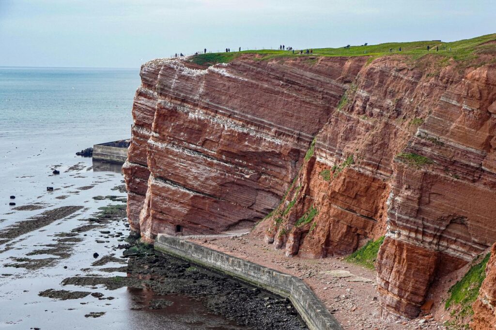 Helgoland Klippen bei einem Tagesausflug von Cuxhaven nach Helgoland.