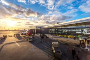 Flughafen Sylt Luftaufnahme mit Flugzeugen und Terminalgebäude.