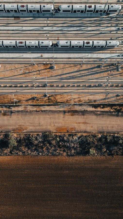 Zugfahrt mit der Bahn nach Sylt durch malerische Landschaften.