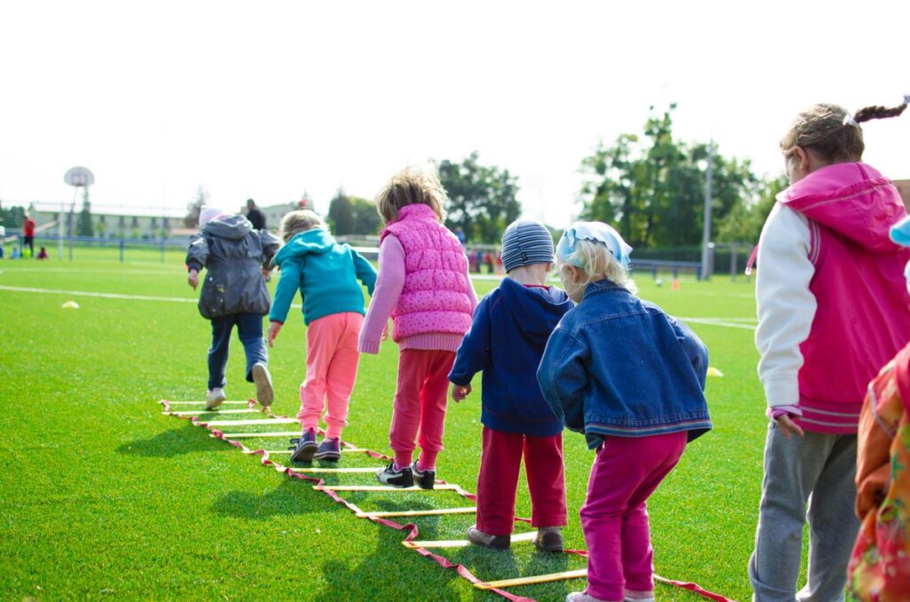 Kinder spielen auf Helgoland mit Kindern