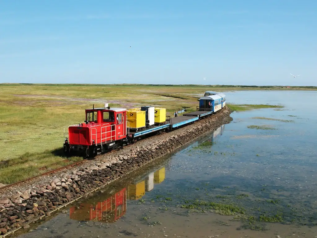 Die Inselbahn, welche auf Wangerooge fährt.
