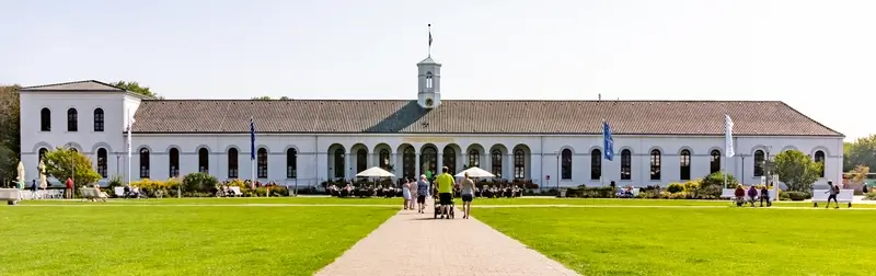 Das Conversationshaus auf Norderney mit groß angelegter Grünfläche.