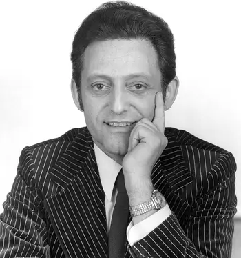 Hans Rosenthal im Anzug.
