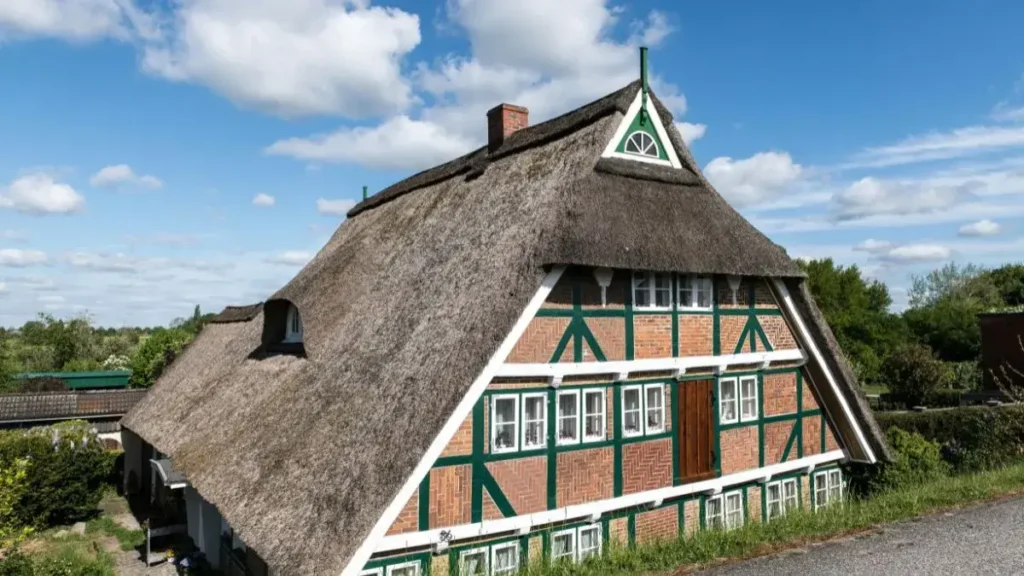 Haus mit Reetdach auf Föhr zum Verkauf.