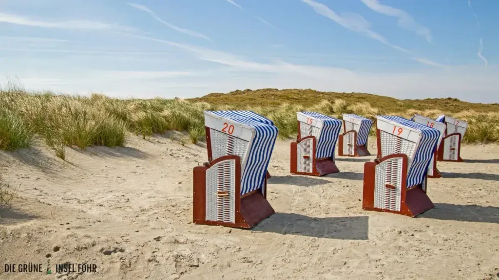 Sanddünen mit Strandkörben auf Norderney.