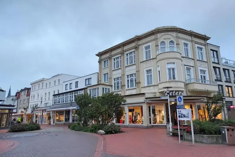 Strandpromenade mit Milchbar, Cafés und Restaurants auf Norderney.
