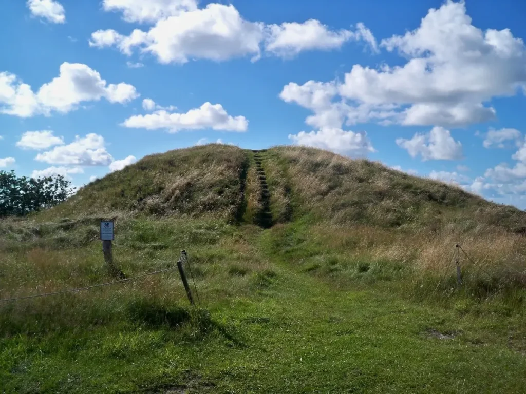 Der große Grabhügel Essenhugh bei Steenodde.