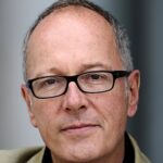 Der Autor Andreas Föhr mit Brille.