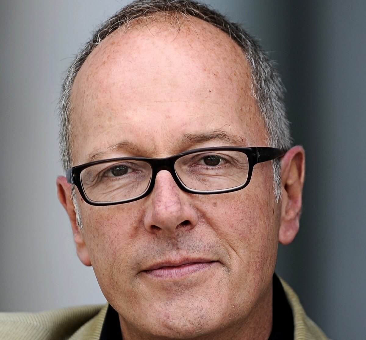 Der Autor Andreas Föhr mit Brille.